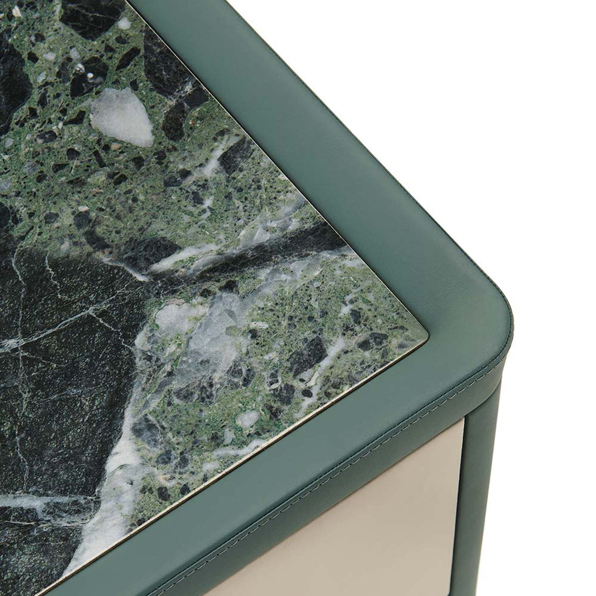 كمدينو كارينا باللون الأخضر