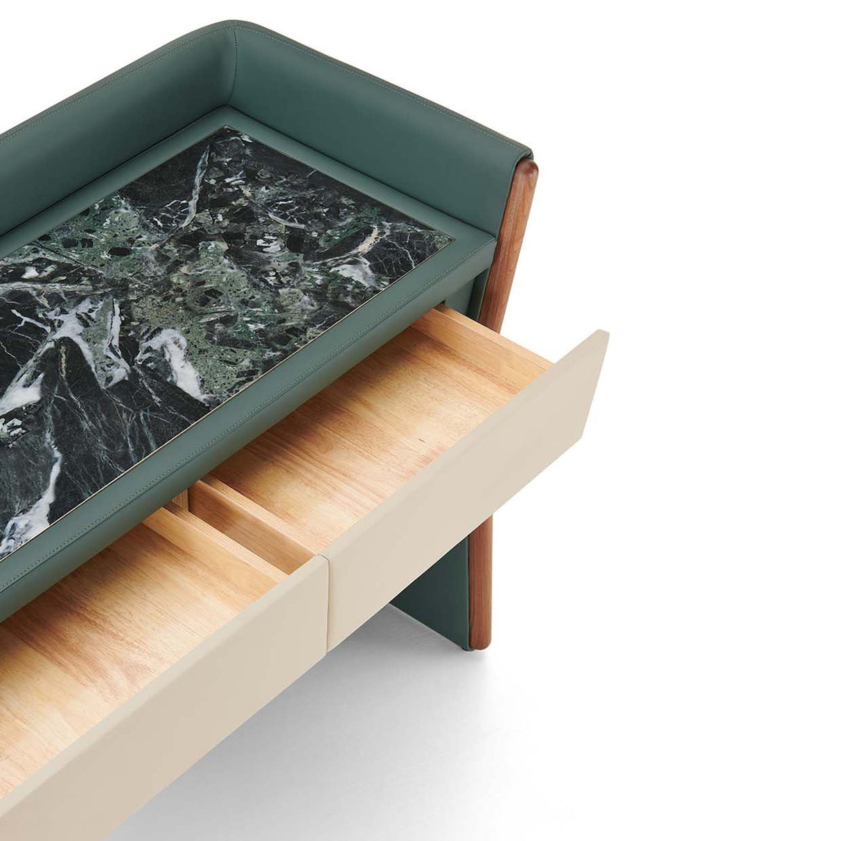 تسريحة كارينا باللون الأخضر