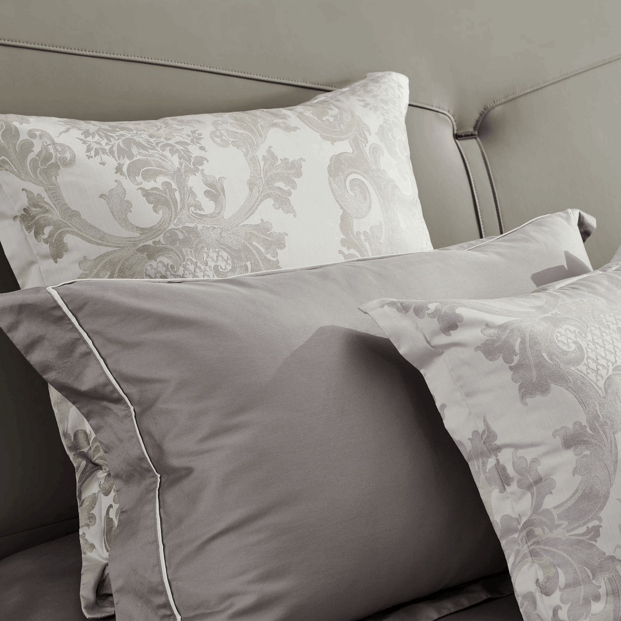 غرفة نوم نوبيل باللون البيج