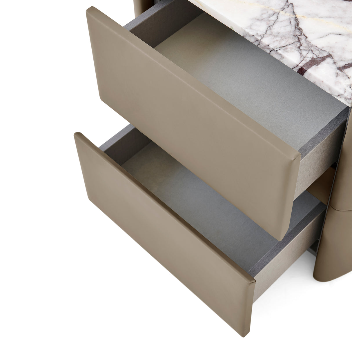 كمدينو نايلا باللون البني