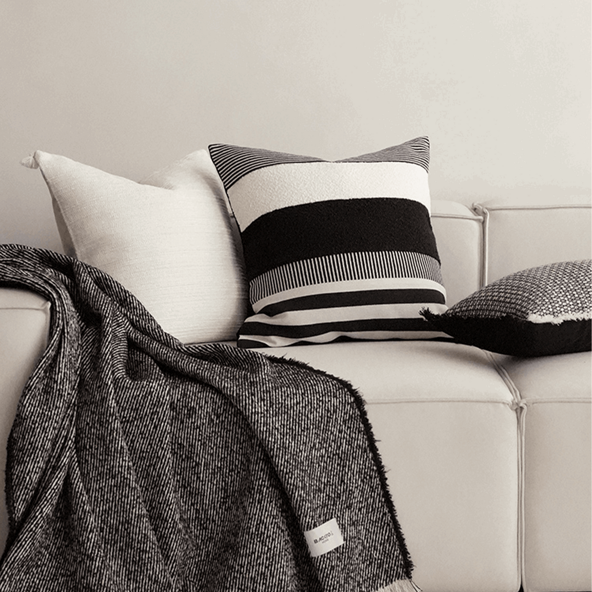 وسادة مزخرفة