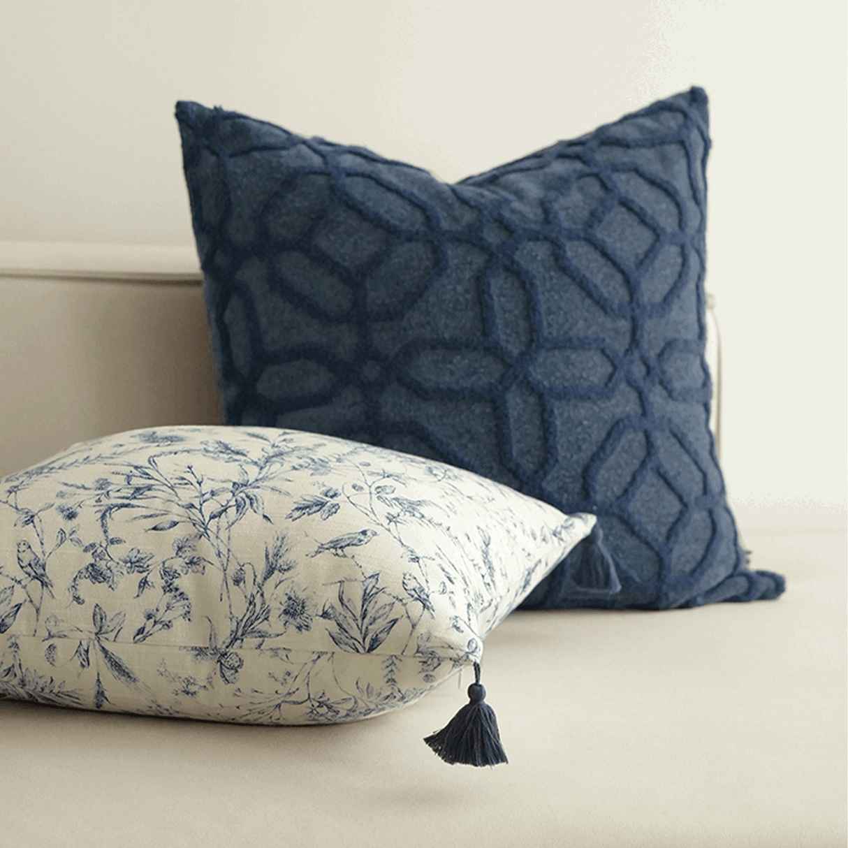 وسادة مزخرفة