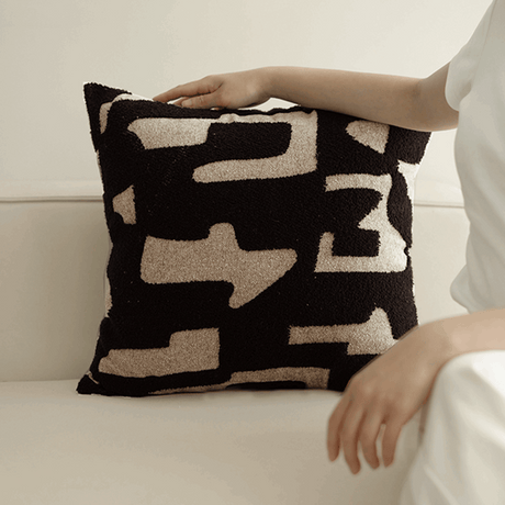 وسادة مزخرفة