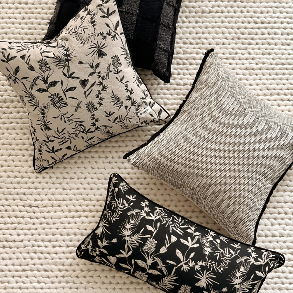 وسادة مزخرفة