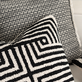 وسادة مزخرفة