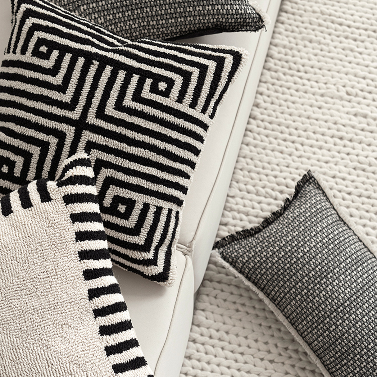 وسادة مزخرفة