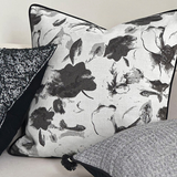 وسادة مزخرفة