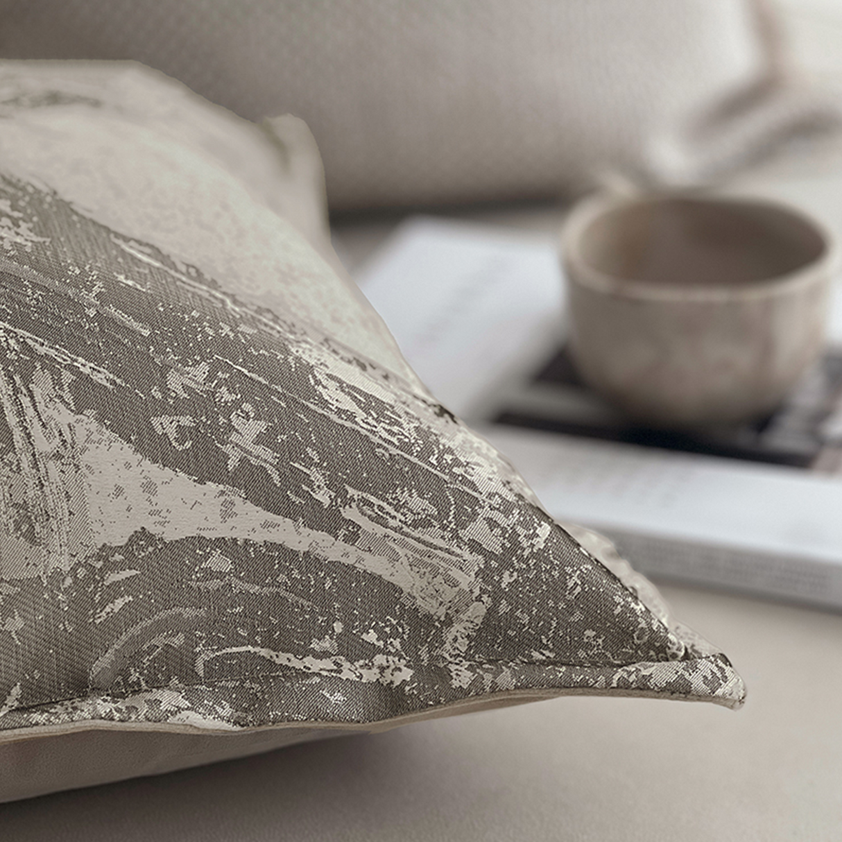 وسادة مزخرفة