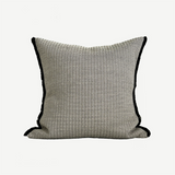 وسادة مزخرفة