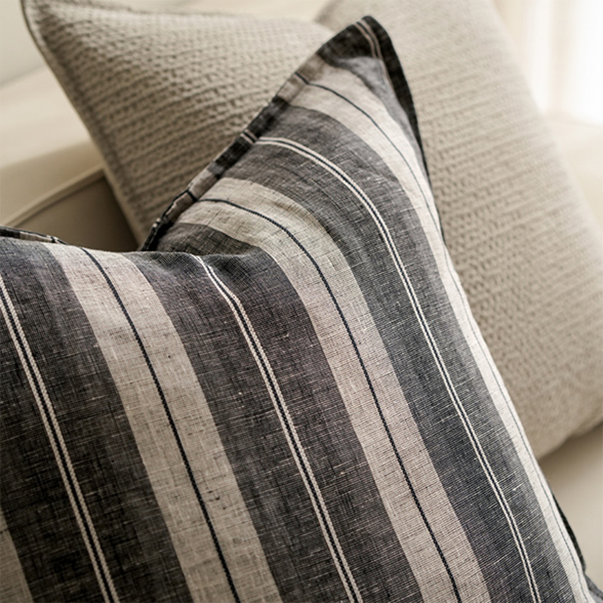 وسادة مزخرفة