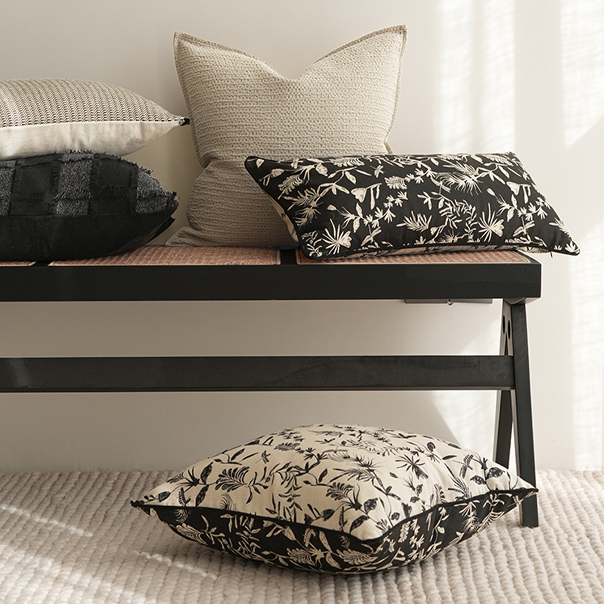 وسادة مزخرفة