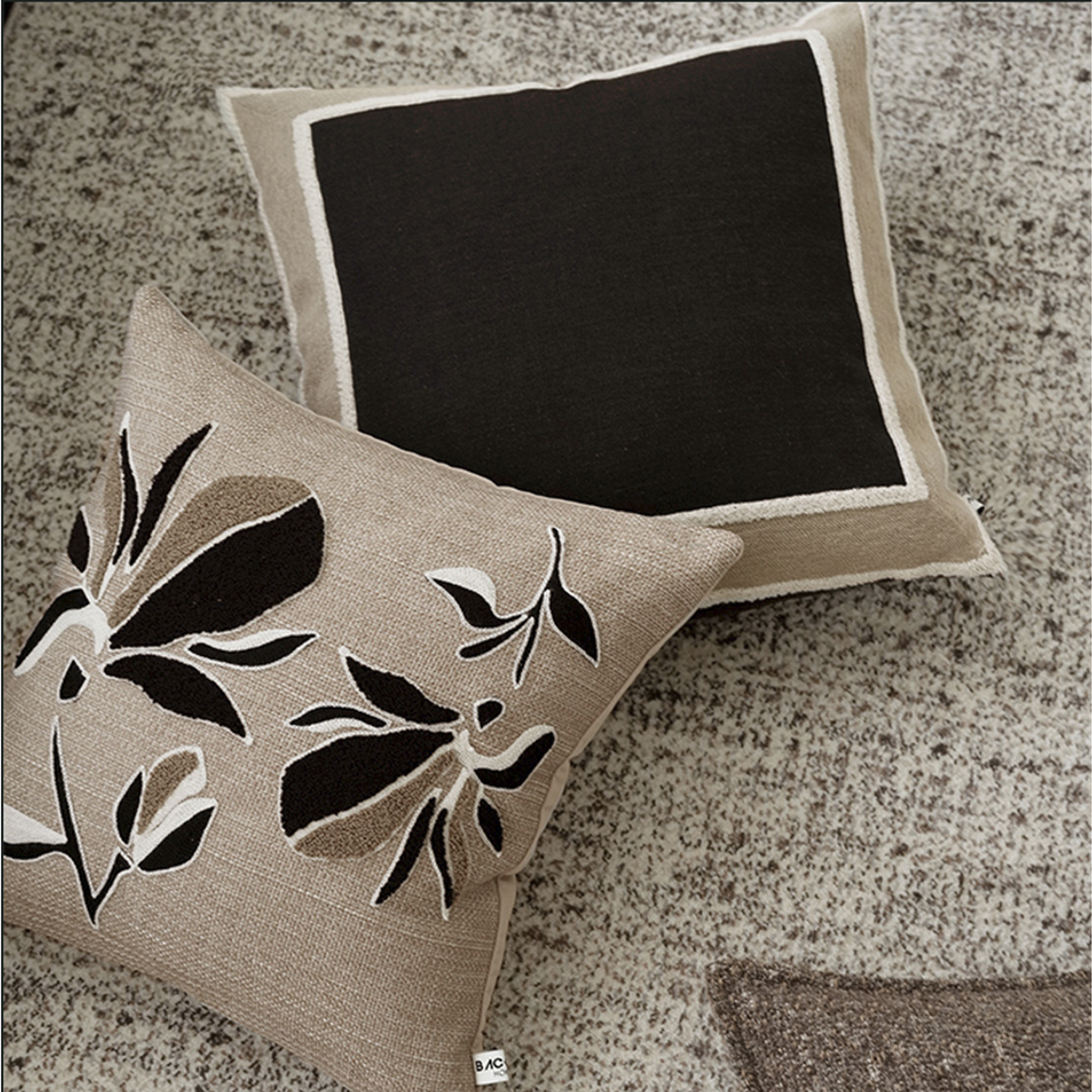 وسادة مزخرفة