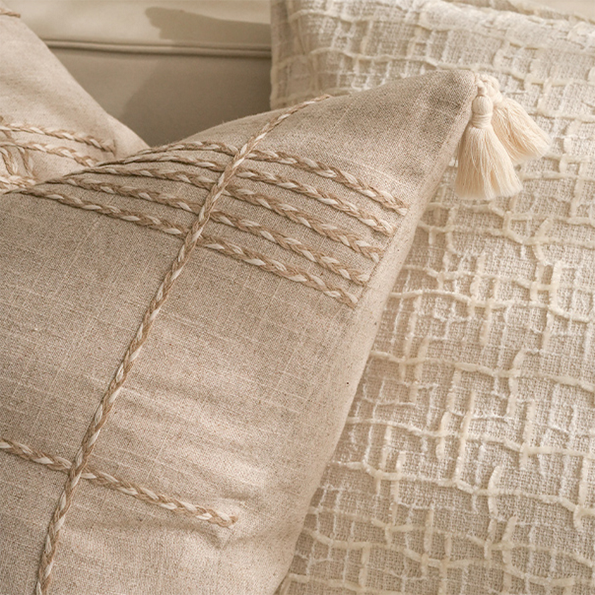 وسادة مزخرفة