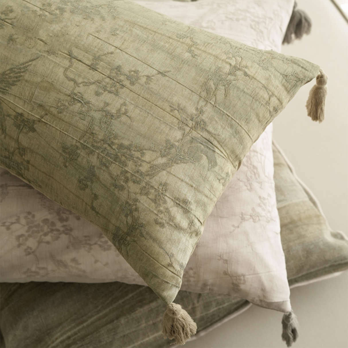 وسادة مزخرفة