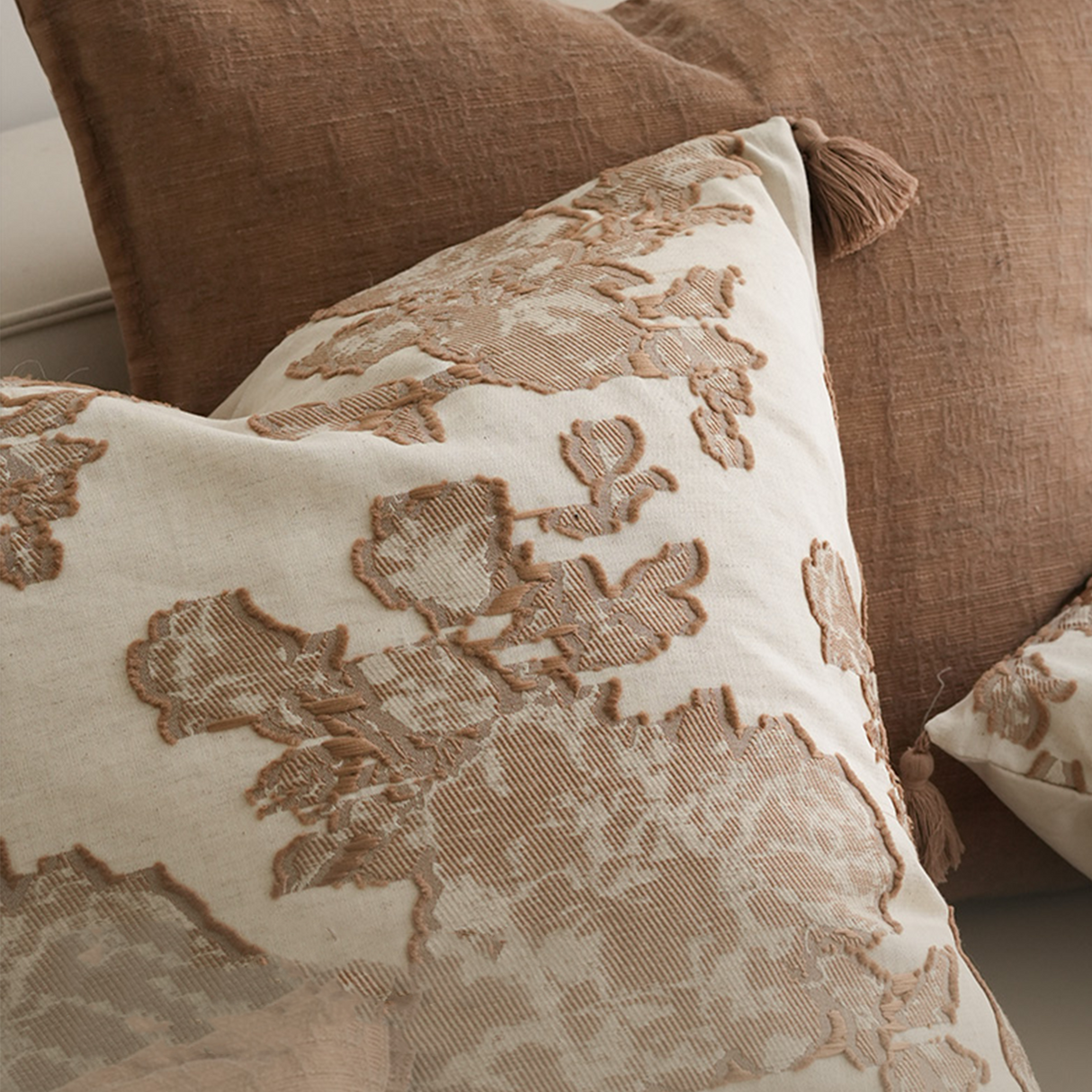 وسادة مزخرفة