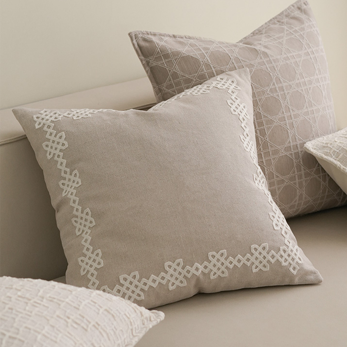 وسادة مزخرفة