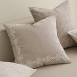 وسادة مزخرفة