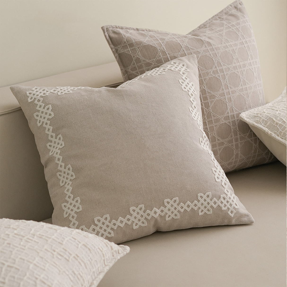 وسادة مزخرفة