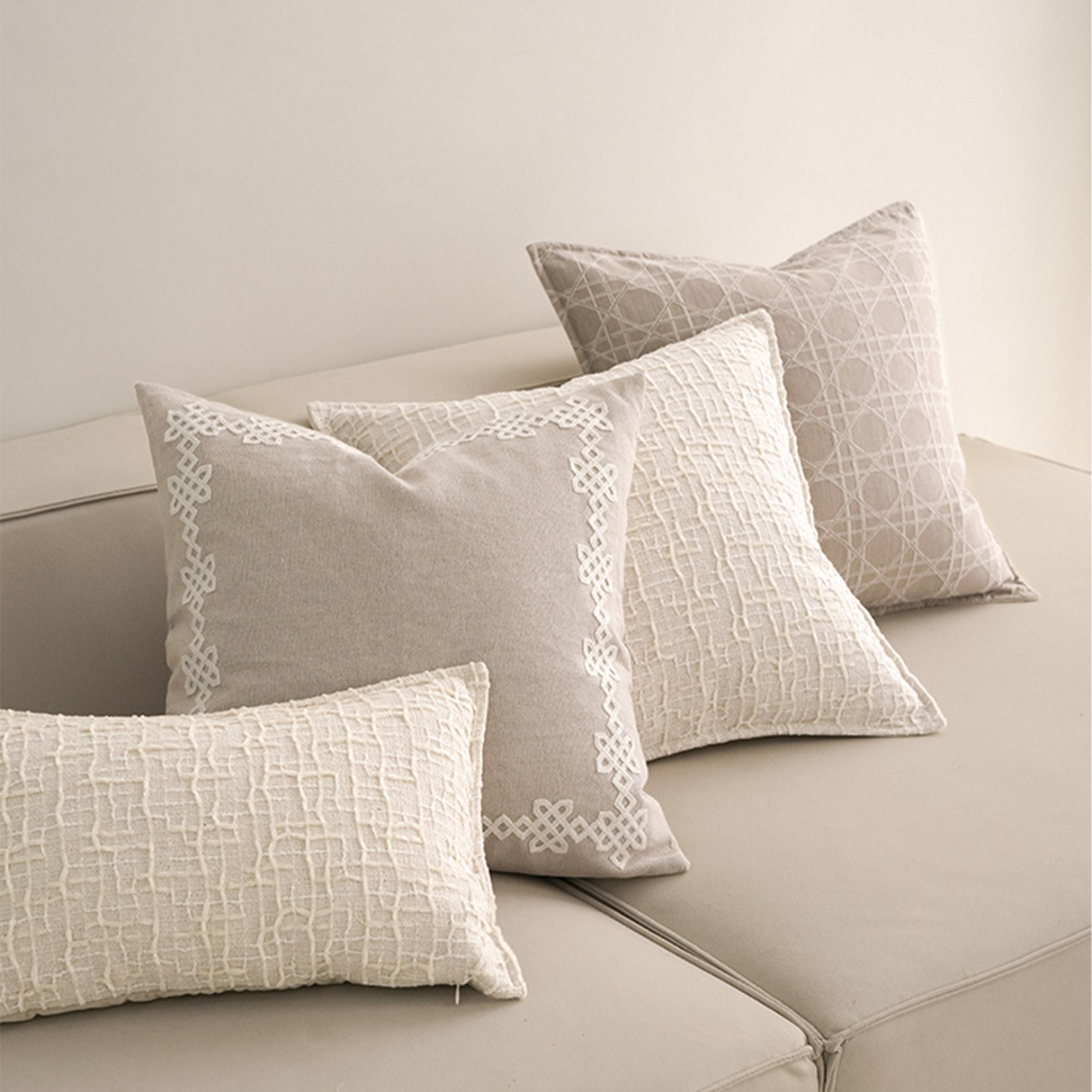 وسادة مزخرفة