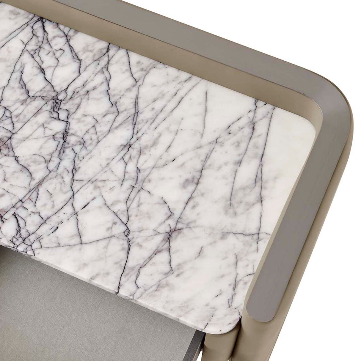 تسريحة نايلا باللون البني