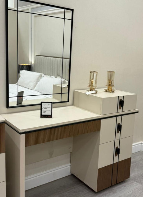 تسريحة لافرين مع مراية باللون البيج | من هاي بوينت