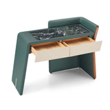 تسريحة كارينا باللون الأخضر