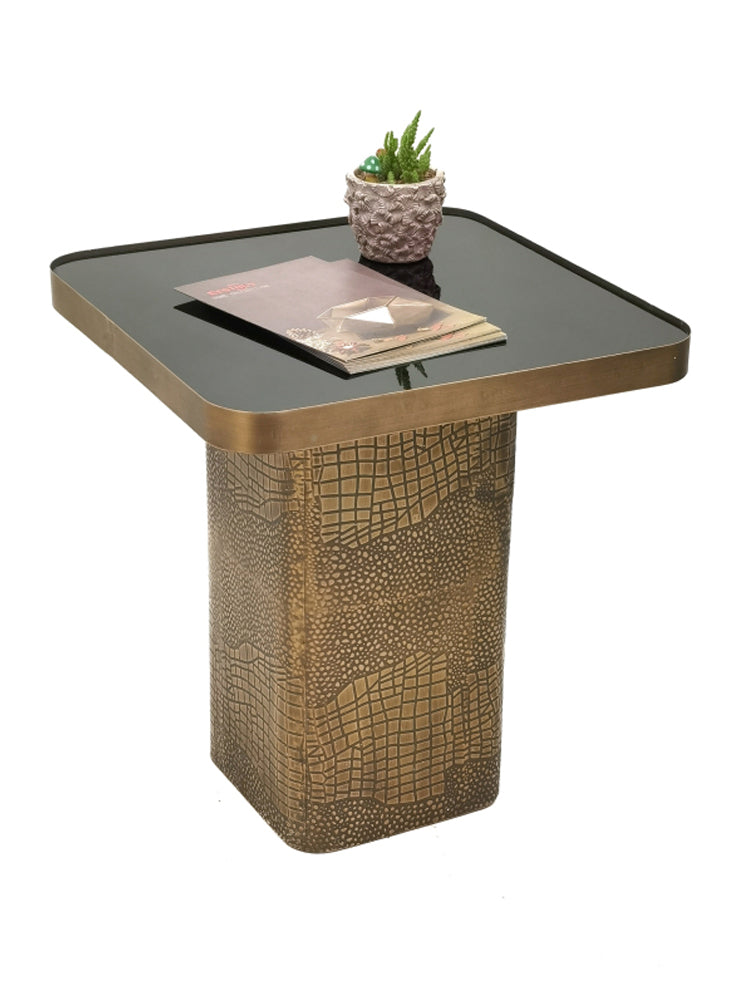 طاولة جانبية أومار باللون الذهبي