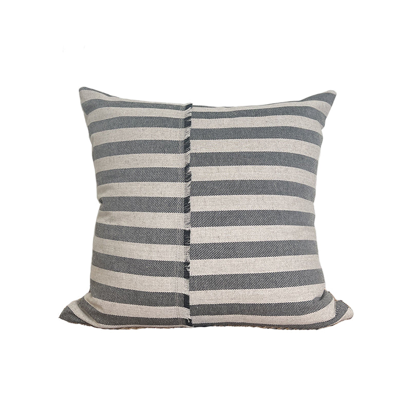 وسادة مزخرفة