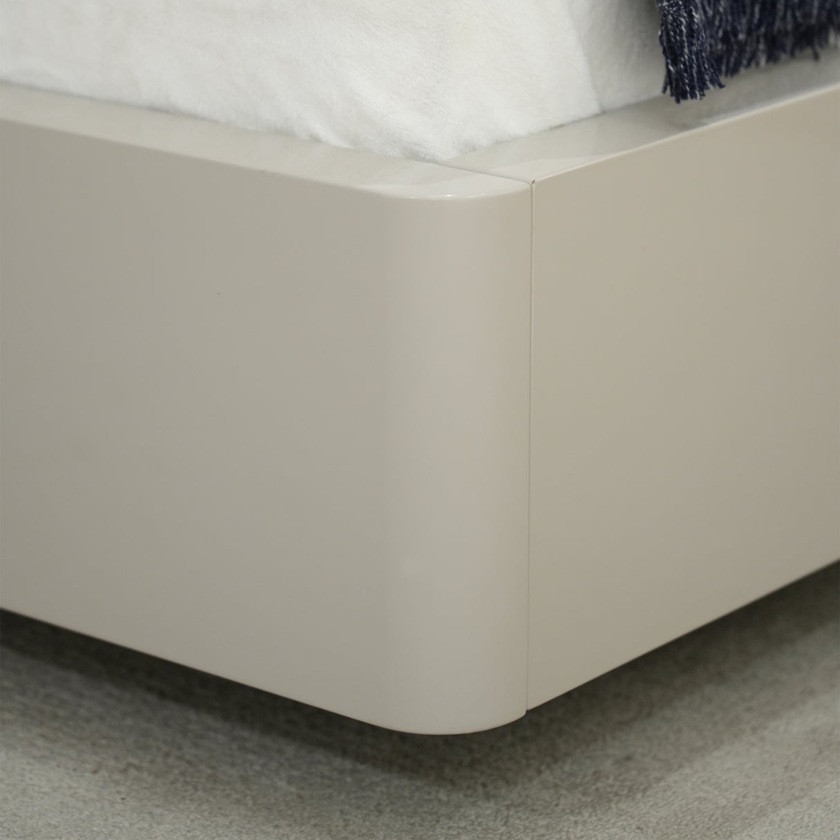 سرير أميليا باللون البيج