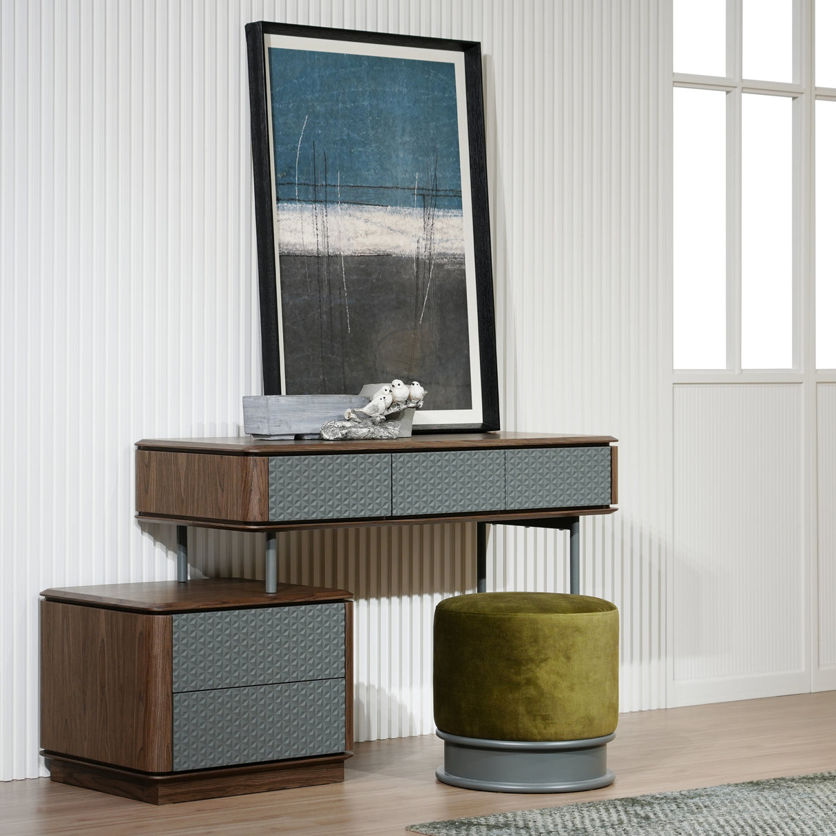 مكتب لافين باللون البني والرمادي