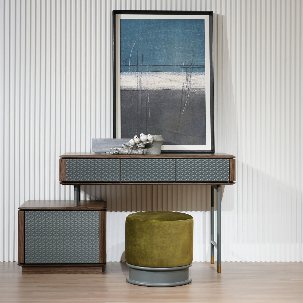 مكتب لافين باللون البني والرمادي