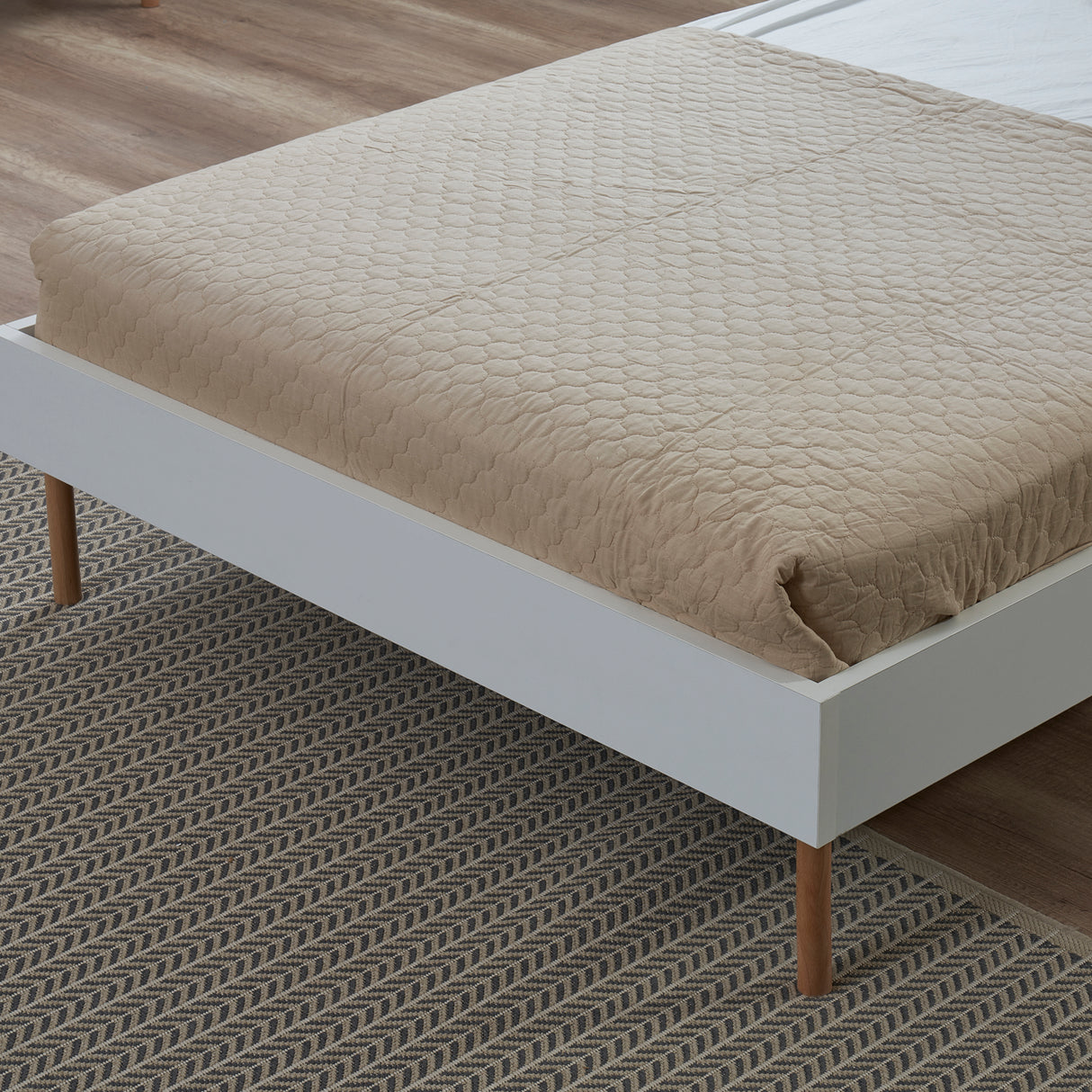 سرير مورفي باللون الأبيض