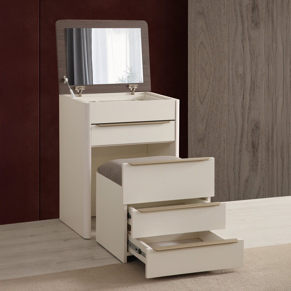 شوفنيرة إيفانا باللون الكريمي