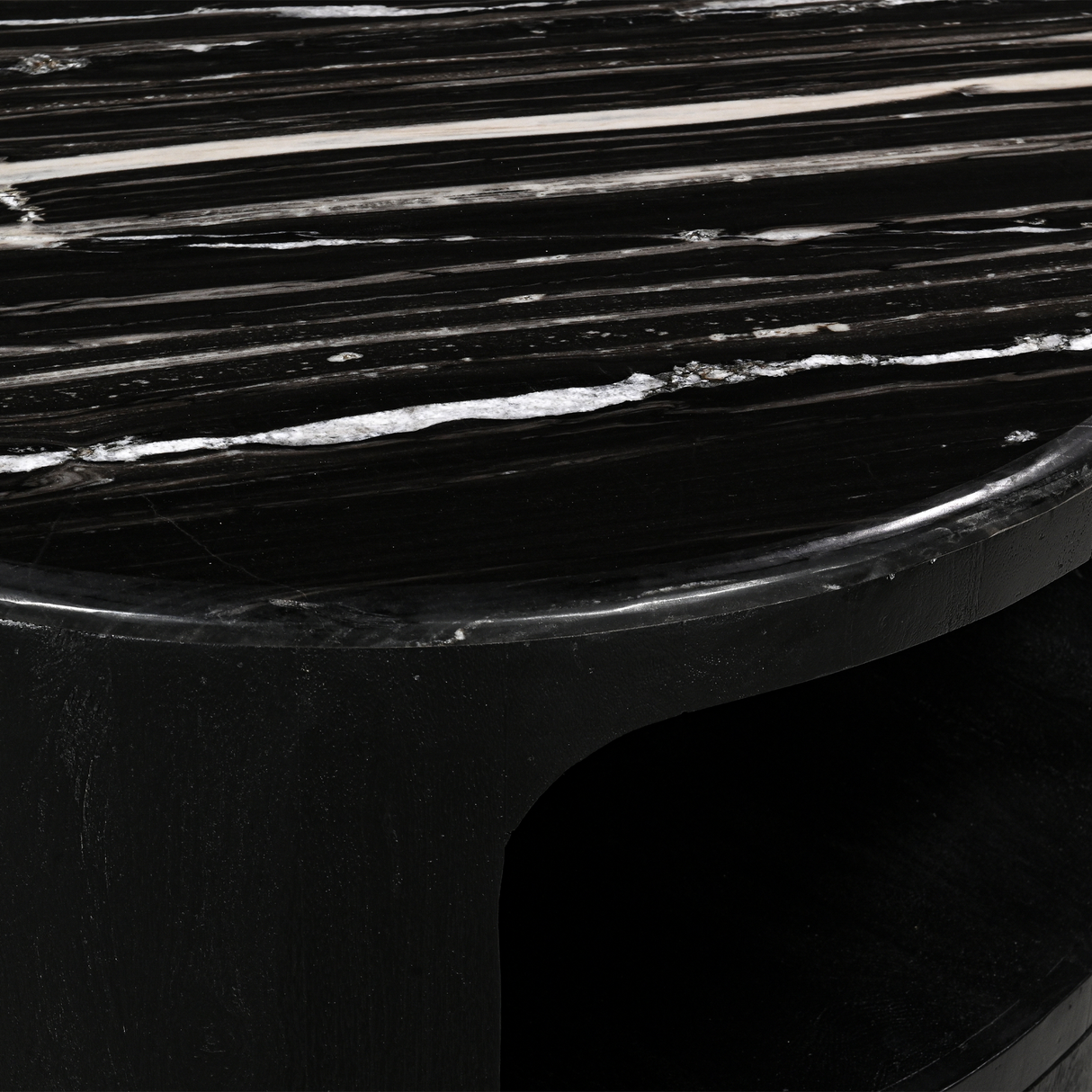 طاولة وسطية تينا باللون الأسود