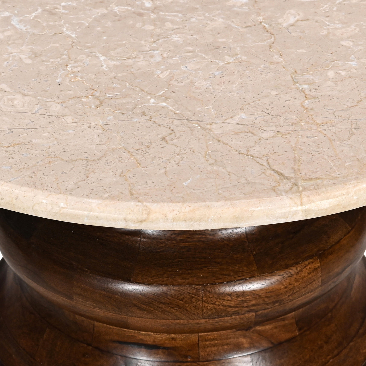 طاولة وسطية أليستوفا باللون البني