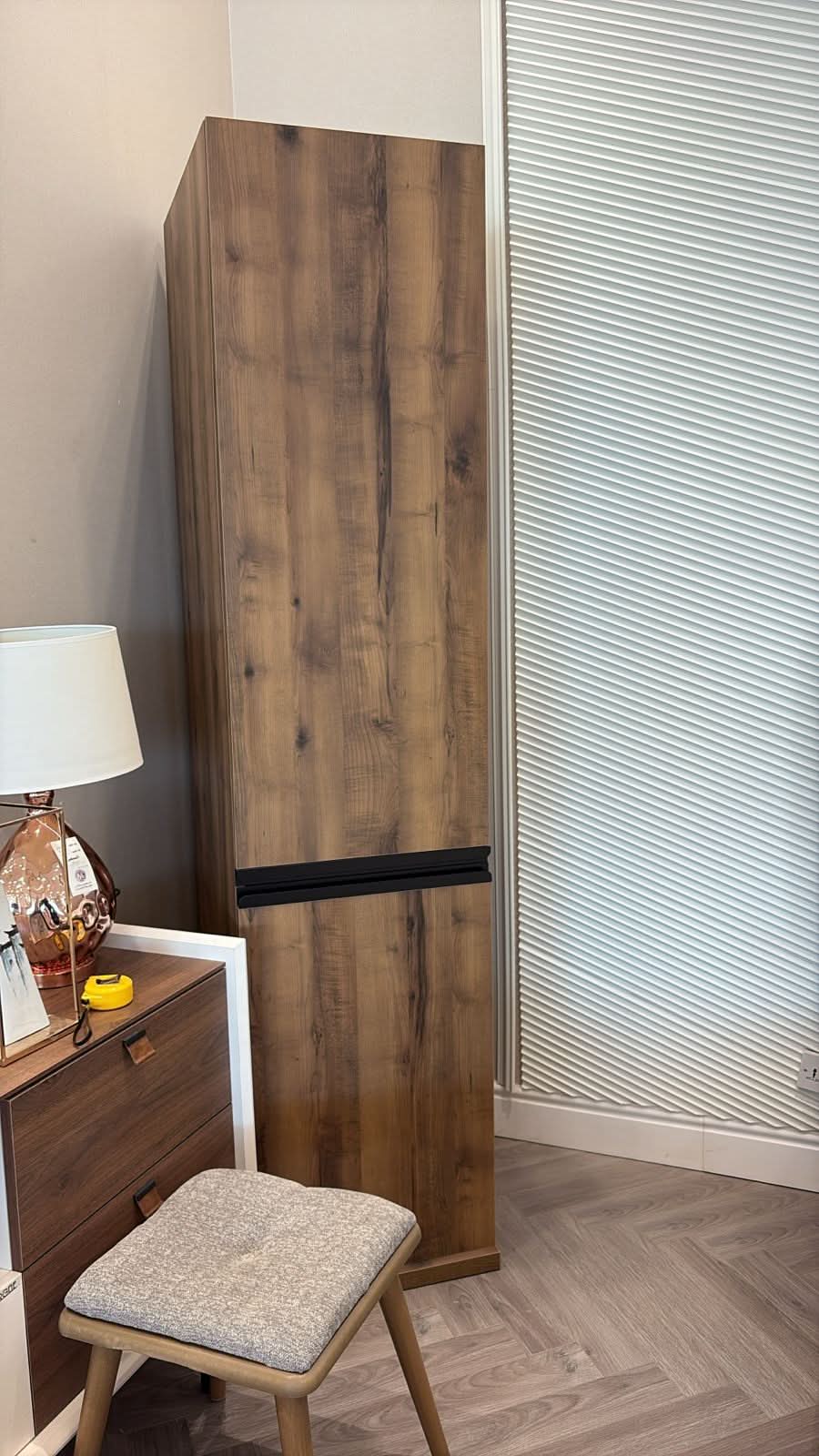 دولاب كارو باللون البني الخشبي