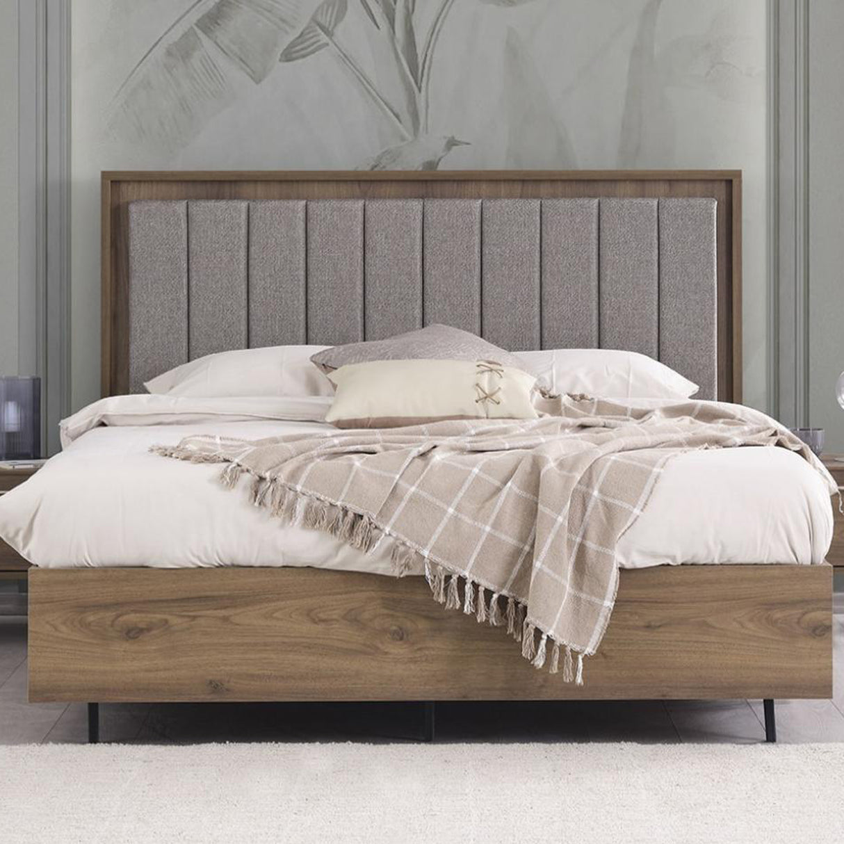 غرفة نوم بريمي باللون الكريمي