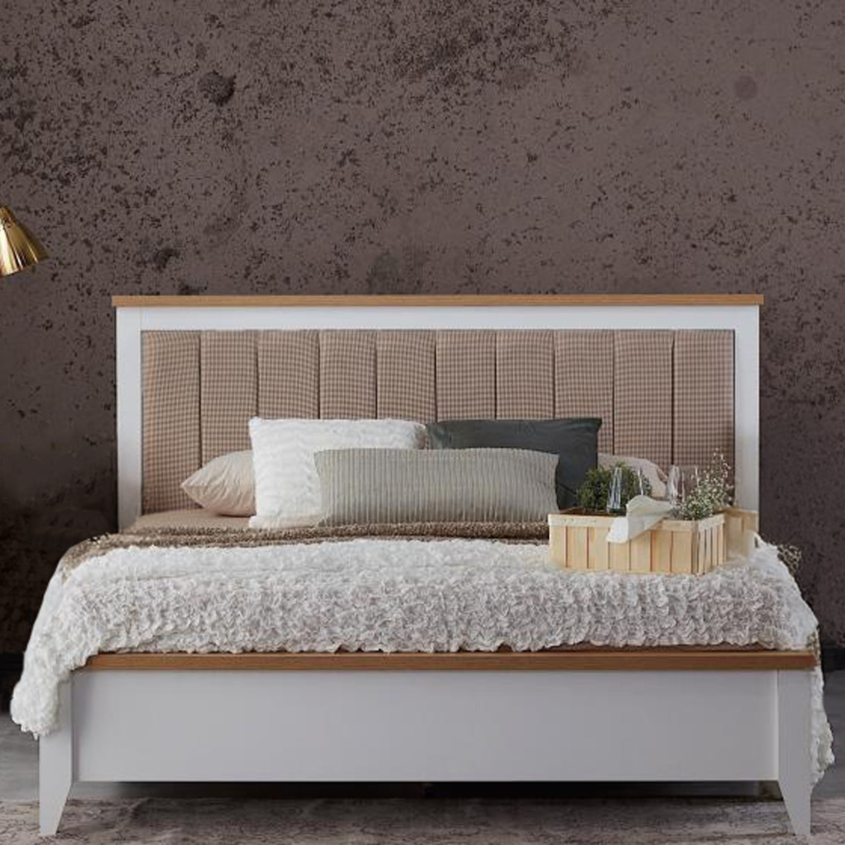 سرير لودريك باللون الأبيض والخشبي - High Point