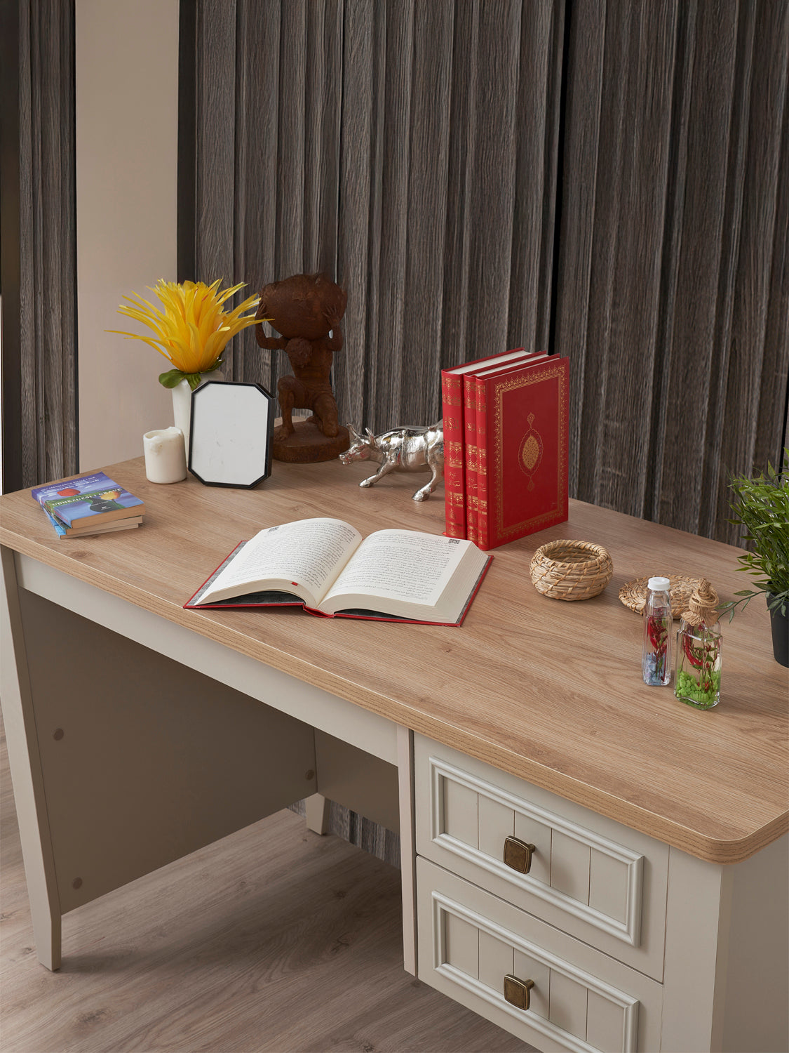 تسريحة ليونا مع مراية باللون الكريمي