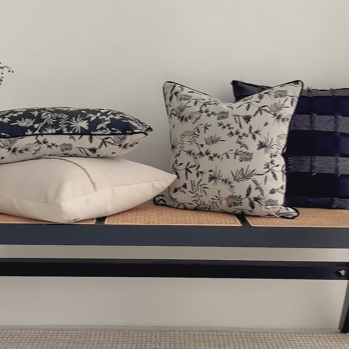 وسادة مزخرفة