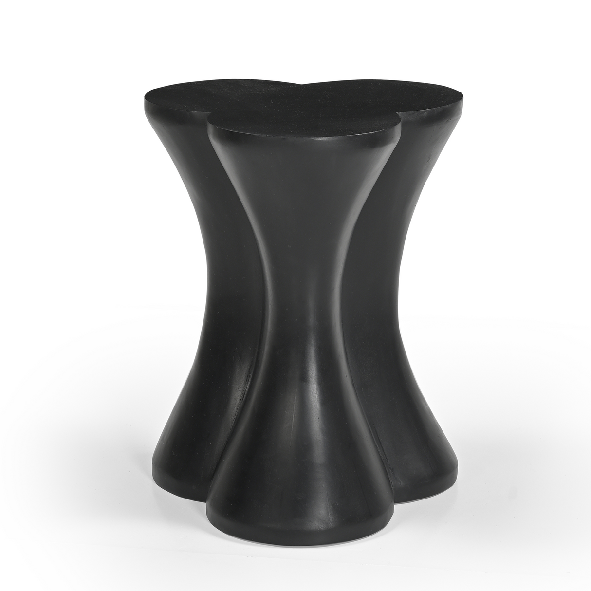 طاولة وسطية أورمي باللون الأسود